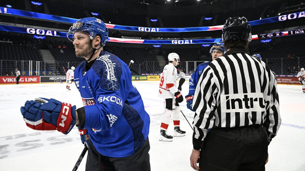 Být tu tak tryskáč. Chlapík by si po dvougólovém zápase v reprezentaci klidně střihl i večerní extraligu